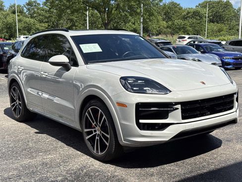 Used 2024 Porsche Cayenne S AWD/4WD image 3