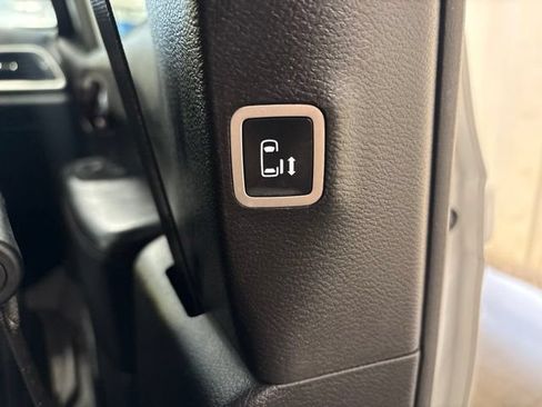 Used 2020 Chrysler Pacifica Touring-L FWD image 50