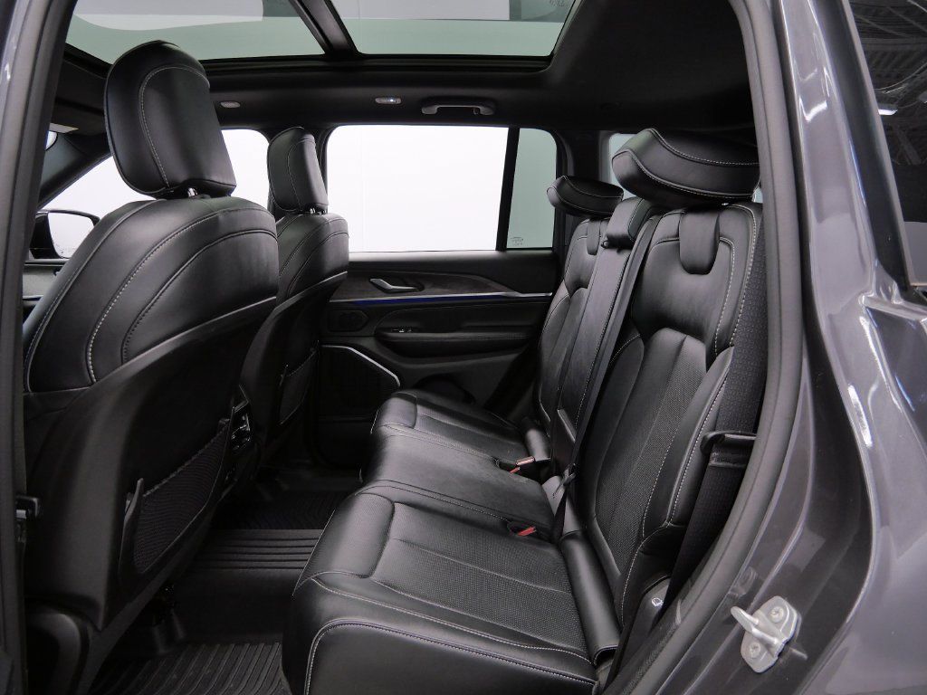 Used 2023 Jeep Grand Cherokee Overland AWD/4WD image 14