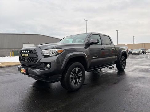 Certified 2018 Toyota Tacoma TRD Sport image 3