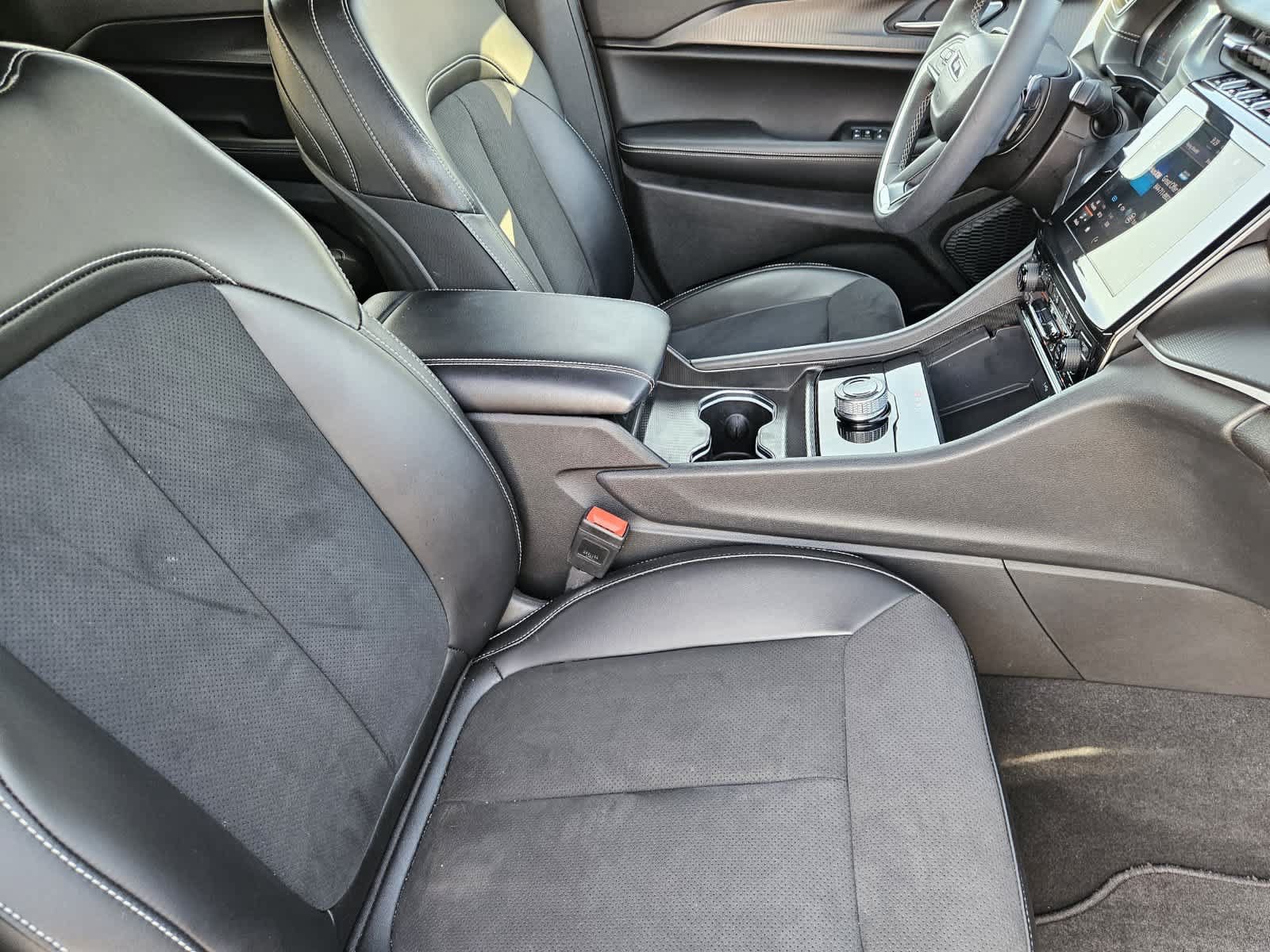 Used 2025 Jeep Grand Cherokee L Altitude RWD image 12