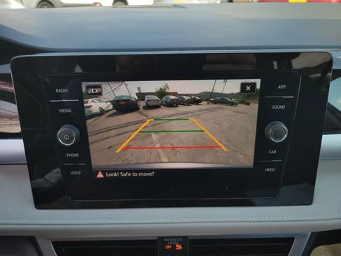 Used 2025 Volkswagen Taos SE image 17