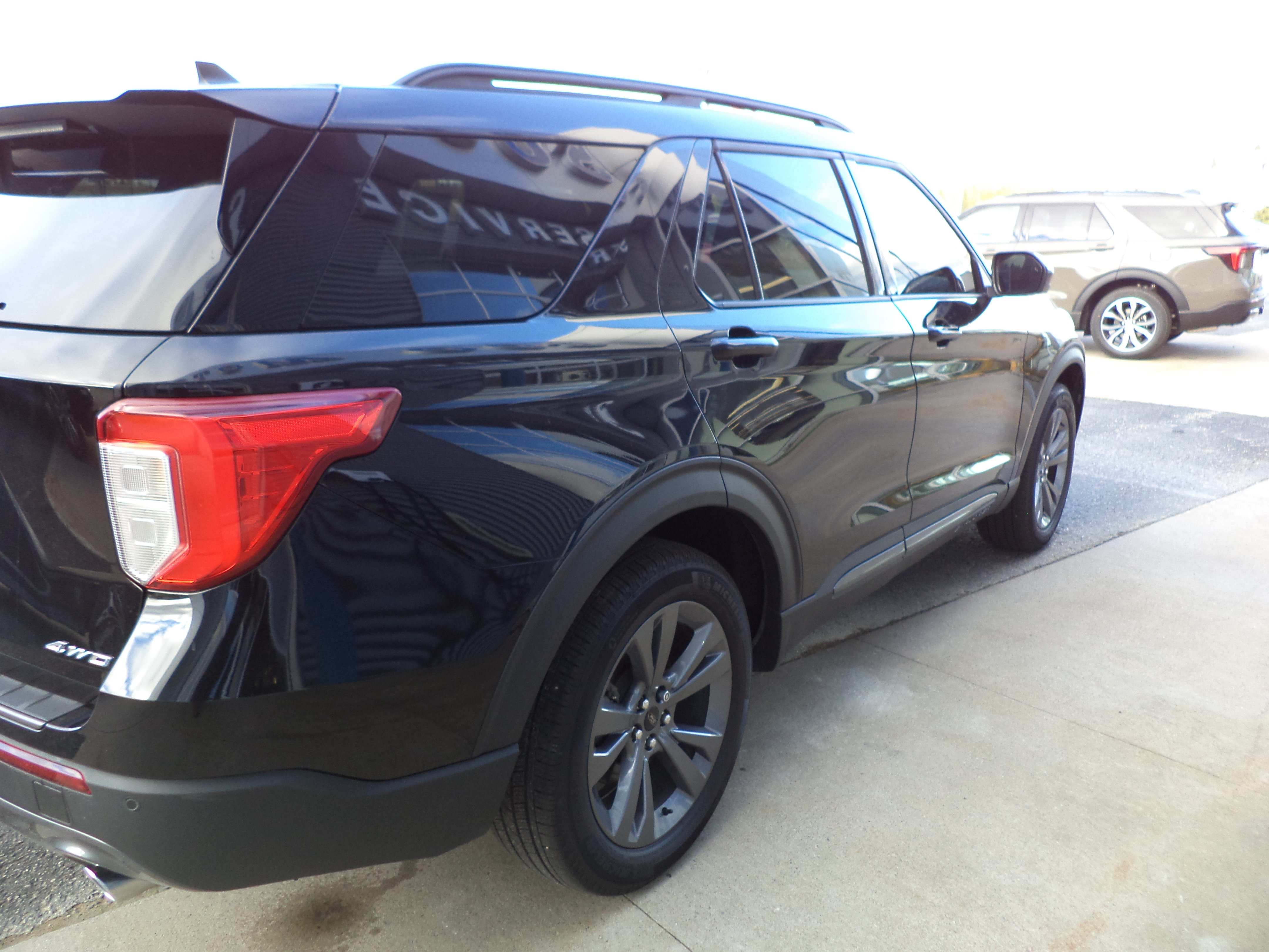 Used 2023 Ford Explorer XLT w/ Equipment Group 202A AWD/4WD image 6