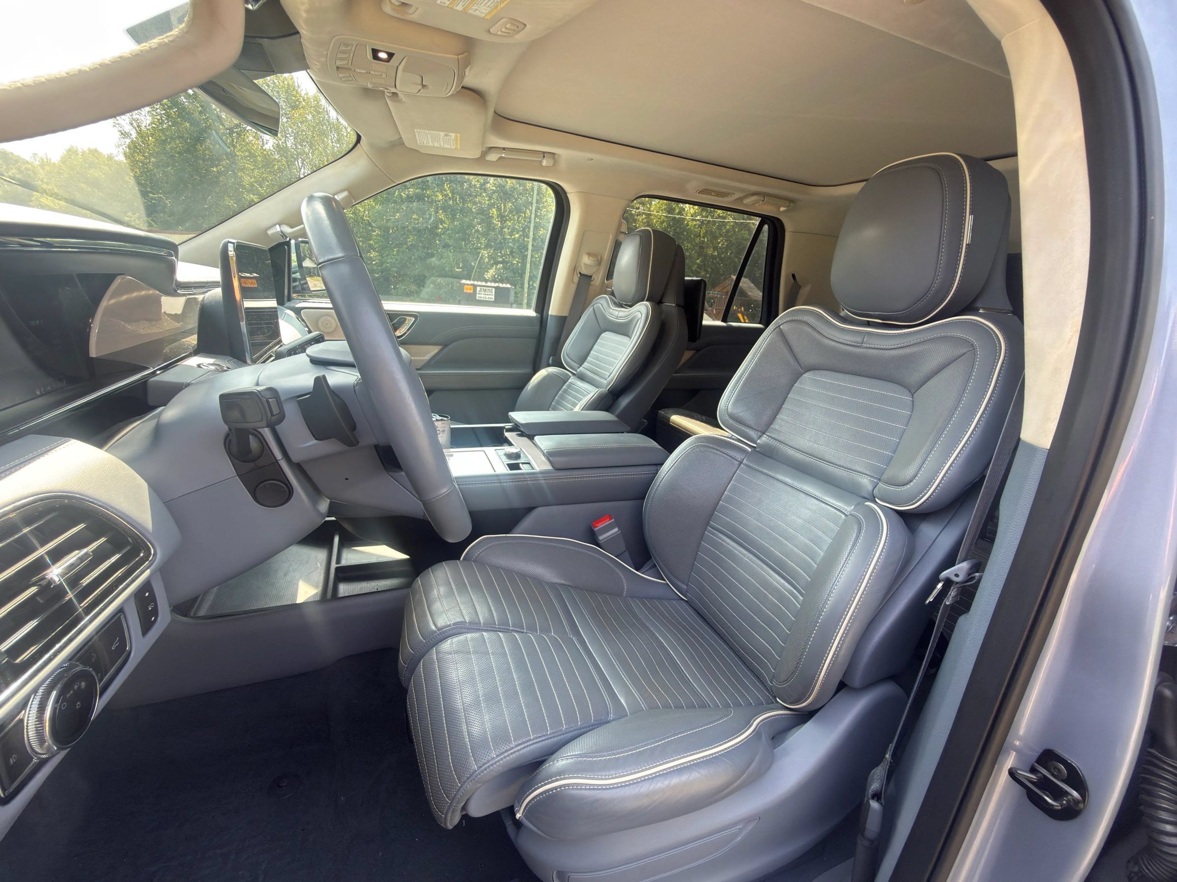 Used 2021 Lincoln Navigator L Black Label AWD/4WD image 2