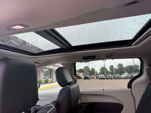Used 2023 Chrysler Pacifica Limited FWD image 14