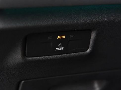 Used 2025 Volkswagen Tiguan SE AWD/4WD image 11