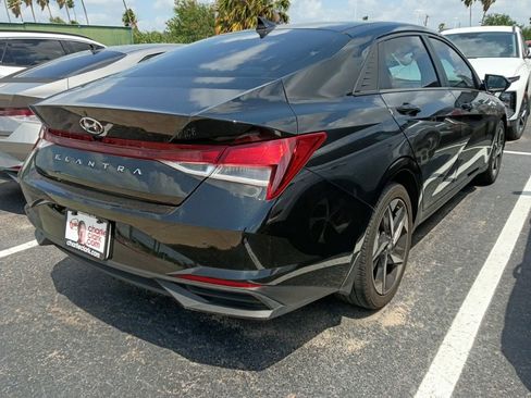 Used 2023 Hyundai Elantra SEL w/ Convenience Package image 3