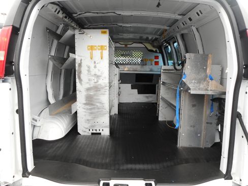 Used 2015 Chevrolet Express 2500 RWD image 18