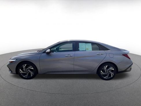 Used 2025 Hyundai Elantra SEL FWD image 9