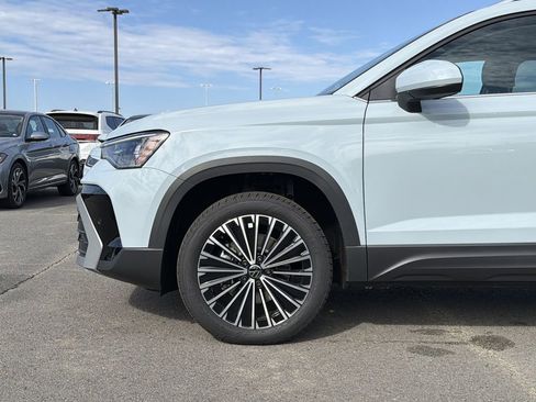 New 2026 Volkswagen Taos SE image 9