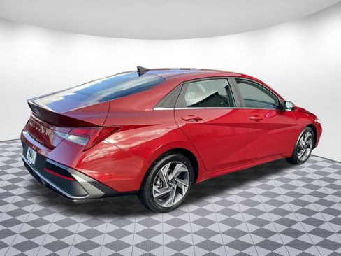 Used 2025 Hyundai Elantra SEL image 3
