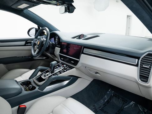 Used 2020 Porsche Cayenne Turbo S image 25