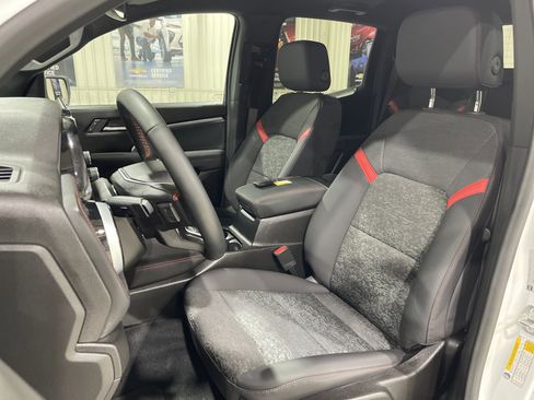 Used 2024 Chevrolet Colorado Z71 w/ Z71 Convenience Package 2 image 18