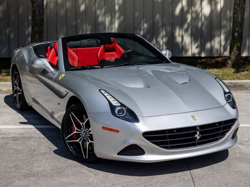 Used 2015 Ferrari California T image 6