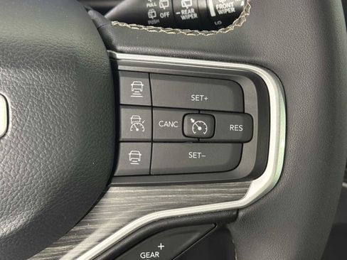 Used 2023 Jeep Wagoneer L Series II AWD/4WD image 27