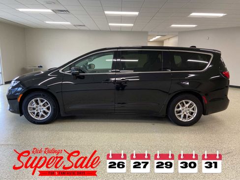 Used 2024 Chrysler Pacifica Touring-L image 10