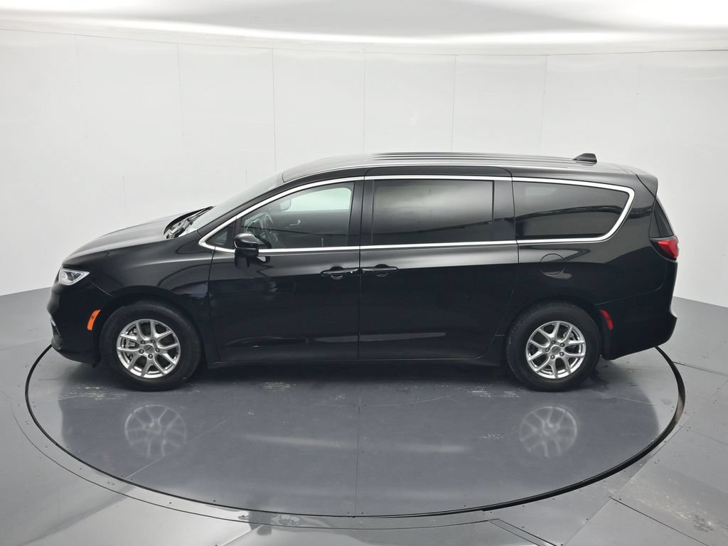 Used 2025 Chrysler Pacifica Select FWD image 35