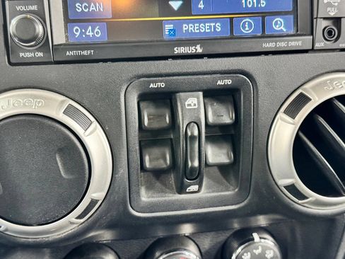 Used 2018 Jeep Wrangler Unlimited Sahara w/ Connectivity Group AWD/4WD image 22