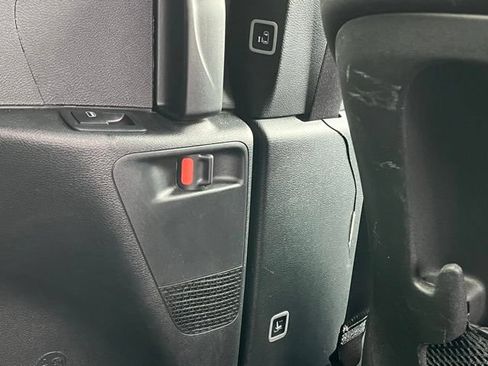 Used 2025 Chrysler Pacifica Select FWD image 43