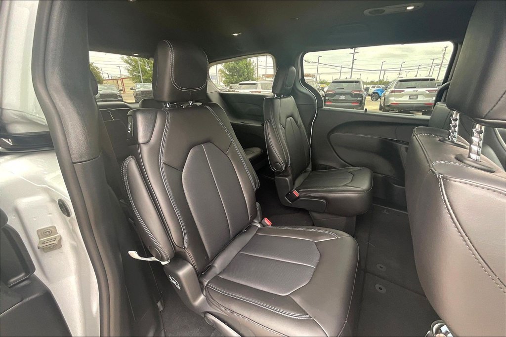 Used 2026 Chrysler Pacifica Select FWD image 9