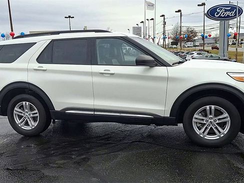 Used 2023 Ford Explorer XLT w/ Equipment Group 202A image 9