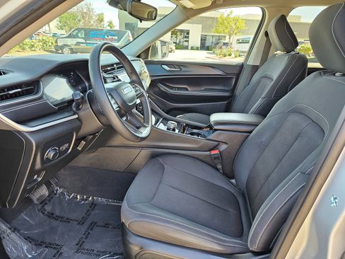 Used 2023 Jeep Grand Cherokee L Laredo image 16