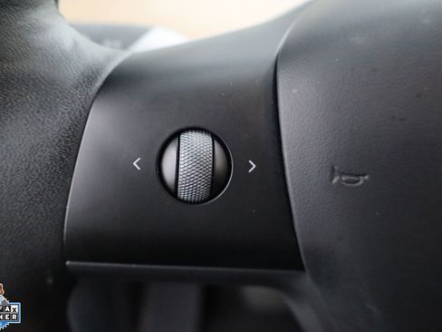 Used 2023 Tesla Model Y 2WD image 16