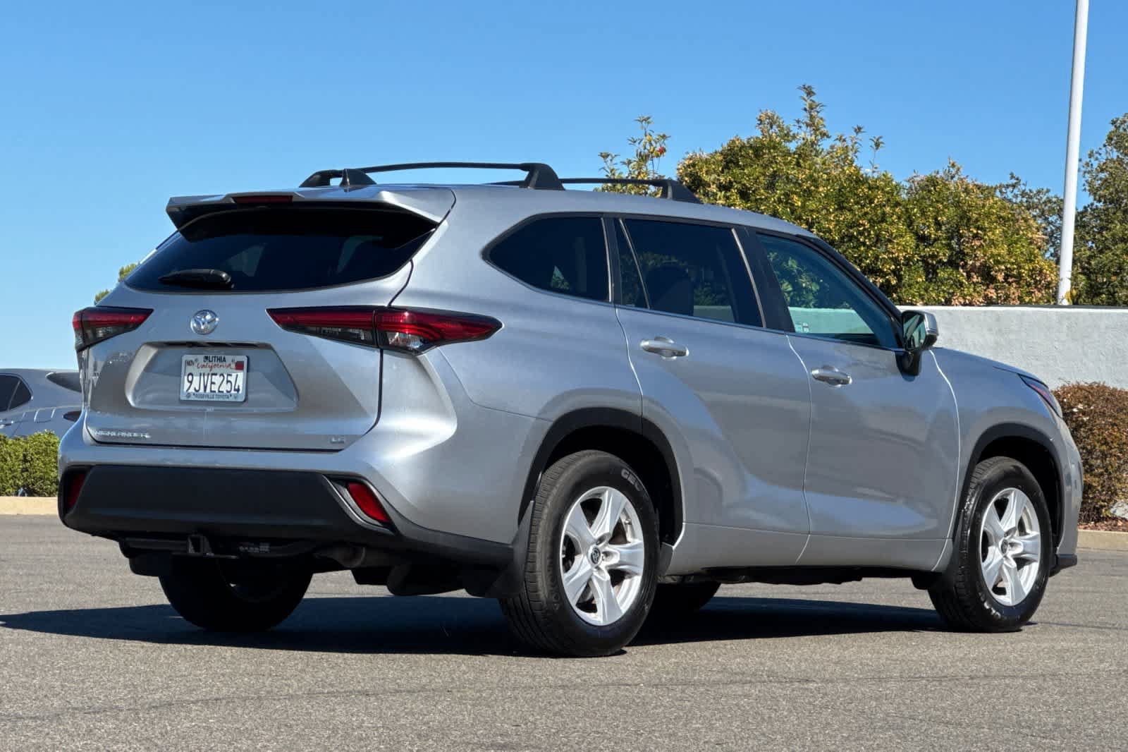 Used 2023 Toyota Highlander LE FWD image 2