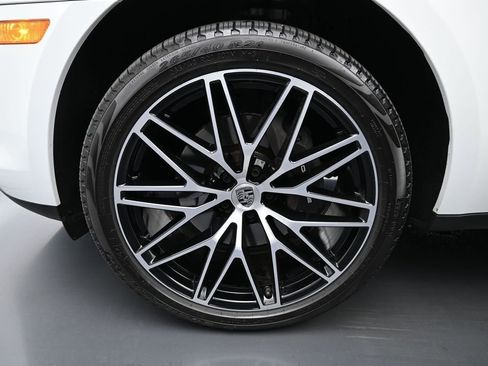 Certified 2025 Porsche Macan AWD/4WD image 9