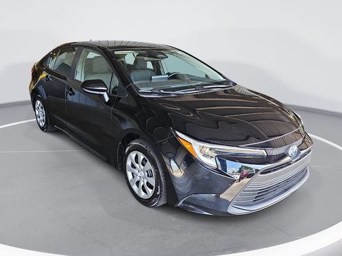 Used 2025 Toyota Corolla LE FWD image 3