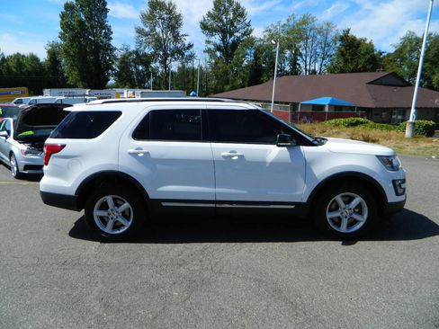 Used 2017 Ford Explorer XLT image 9