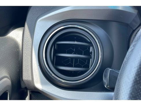 Used 2018 Toyota Tacoma SR5 RWD image 28