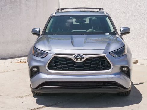 Used 2022 Toyota Highlander XLE FWD image 2