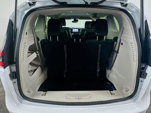 Used 2023 Chrysler Pacifica Touring-L FWD image 29
