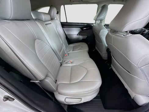 Used 2022 Toyota Highlander XLE FWD image 28