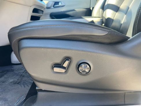 Used 2024 Chrysler Pacifica Select image 12