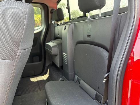 Used 2025 Nissan Frontier SV RWD image 17