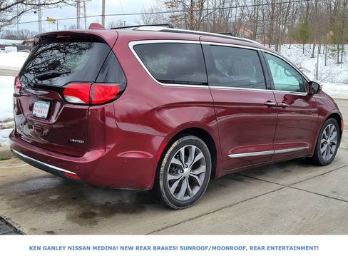 Used 2017 Chrysler Pacifica Limited image 3