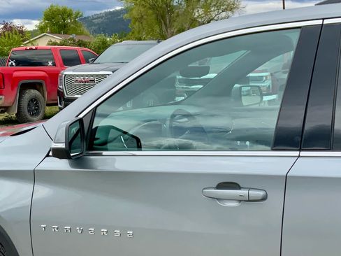 Used 2023 Chevrolet Traverse LT w/ Rear Camera Mirror Package AWD/4WD image 11
