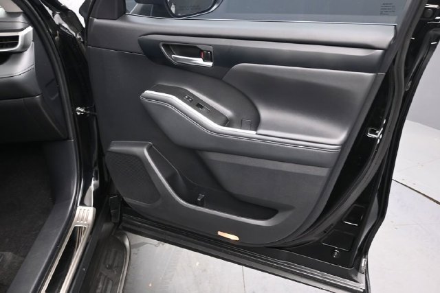 Used 2025 Toyota Highlander XLE AWD/4WD image 23