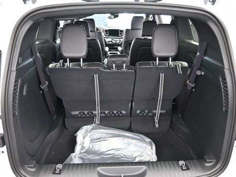 Used 2025 Chrysler Pacifica Select FWD image 35