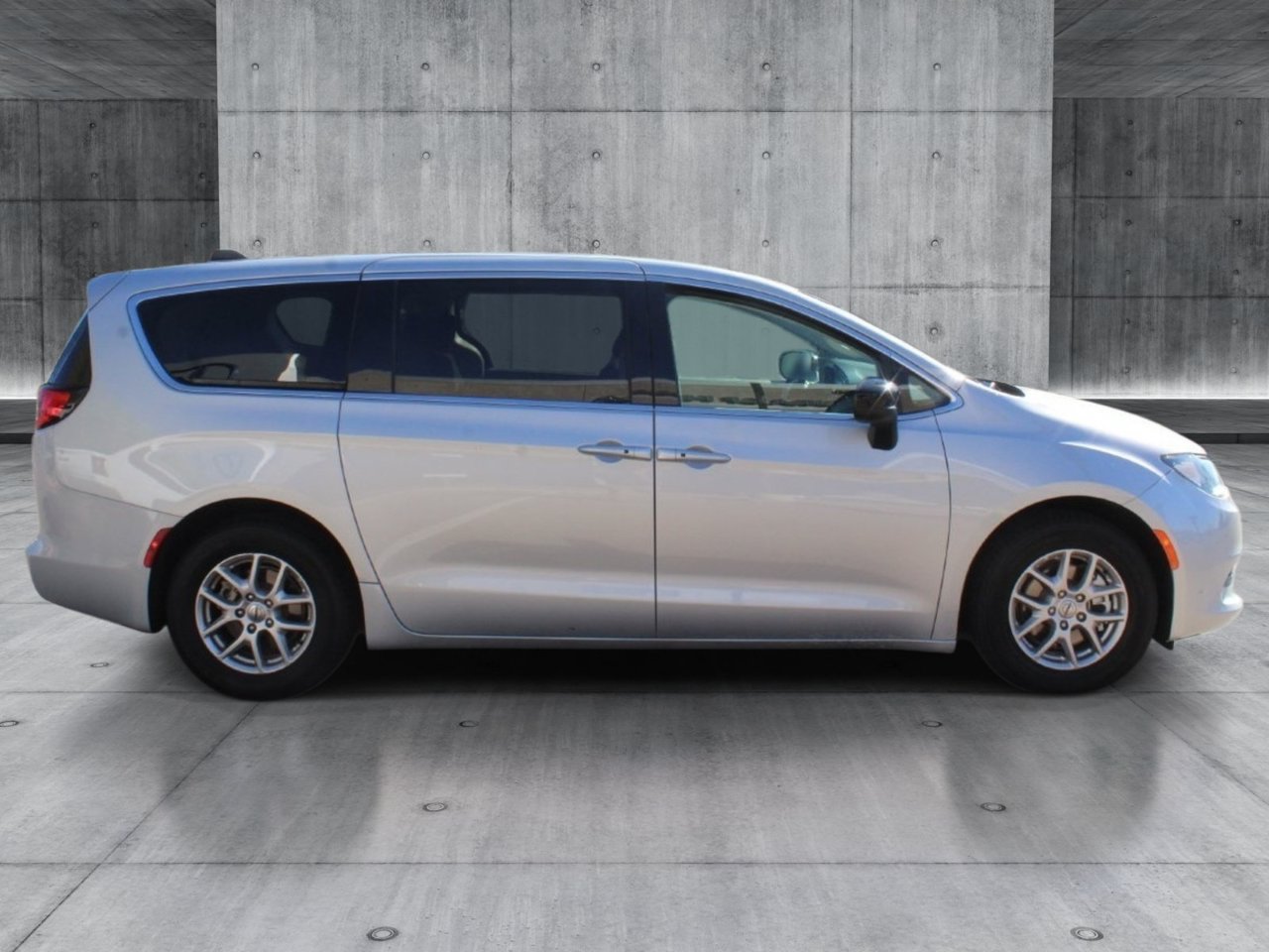 Used 2024 Chrysler Voyager LX FWD image 8