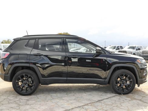 Used 2024 Jeep Compass Latitude w/ Convenience Group image 5