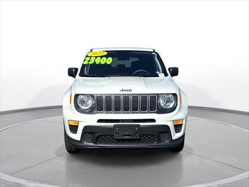 Used 2023 Jeep Renegade Latitude AWD/4WD image 3