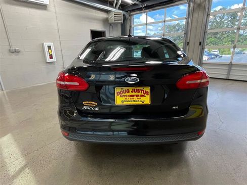 Used 2018 Ford Focus SE FWD image 4