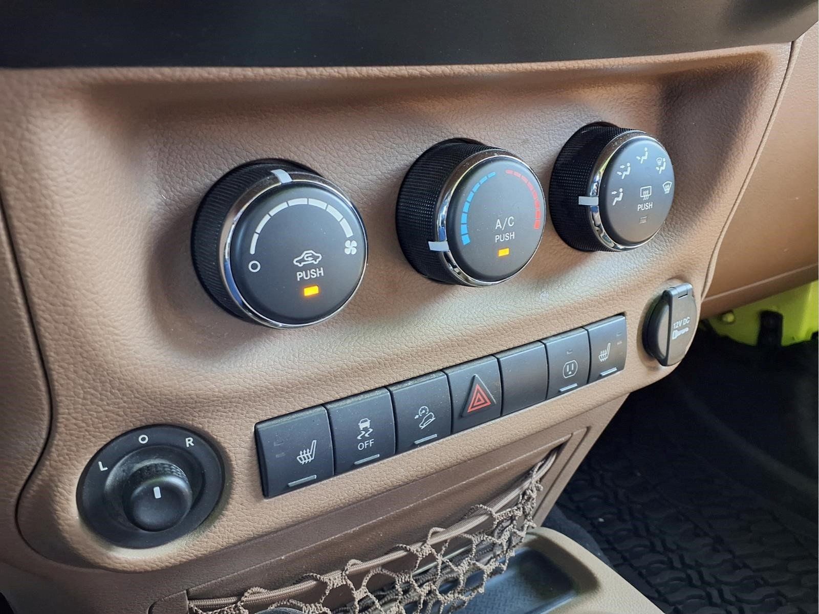 Used 2016 Jeep Wrangler Unlimited Rubicon w/ Connectivity Group AWD/4WD image 17