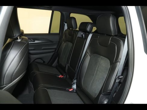 New 2025 Jeep Grand Cherokee Altitude image 21