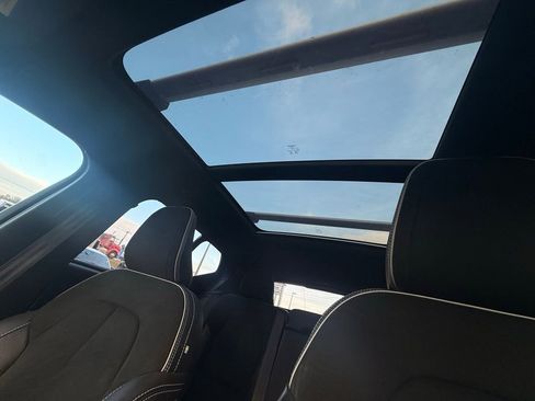 Used 2020 Volvo XC40 T5 R-Design image 3