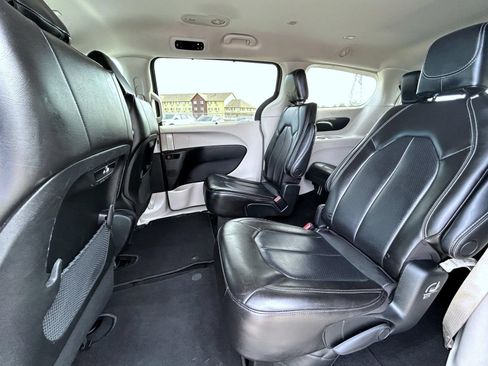 Used 2023 Chrysler Pacifica Touring-L FWD image 18