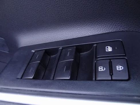 Used 2023 Toyota Highlander LE image 18